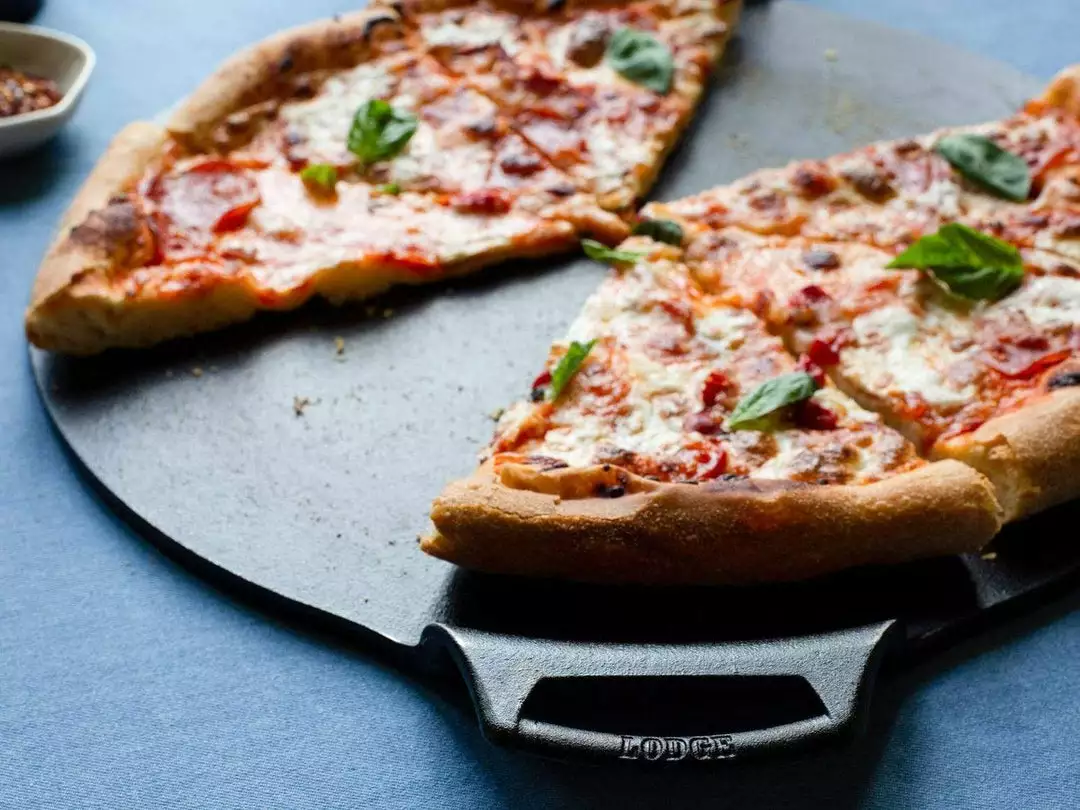 Lodge - Cast Iron Round Pizza Pan (15") BBQ Accessories 3 Lodge - Cast Iron Round Pizza Pan (15") BBQ Accessories